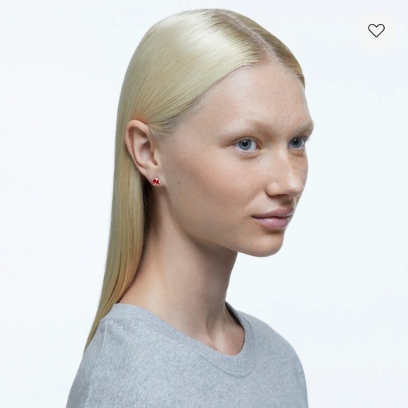 ⚡️Brand New⚡️ Swarovski red January stud earrings - Picture 1 of 3